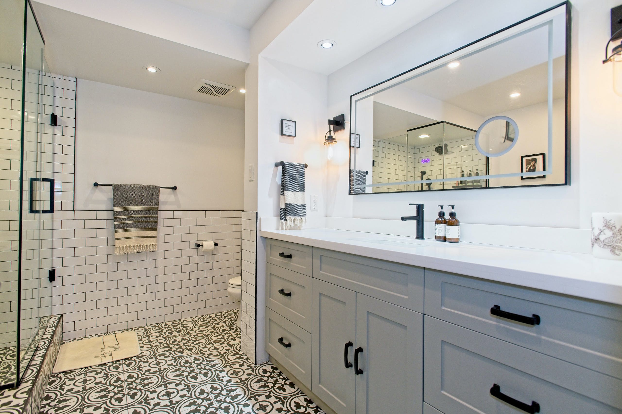 Une salle de bain blanche, neuve et rénové par nos plombier à Bordeaux