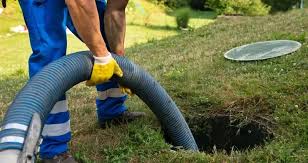 Un plombier debouche une canalisation avec un gros tuyaux
